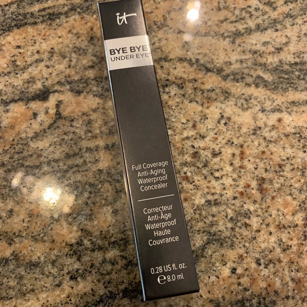 COPY - NWT IT Cosmetics Bye Bye Undereye in LIGHT